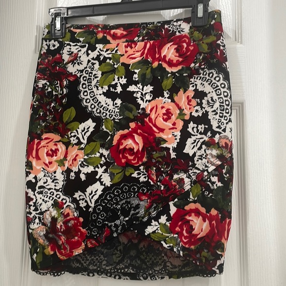 Material Girl Dresses & Skirts - Material Girl floral skirt with lace detail size small new with tags NWT